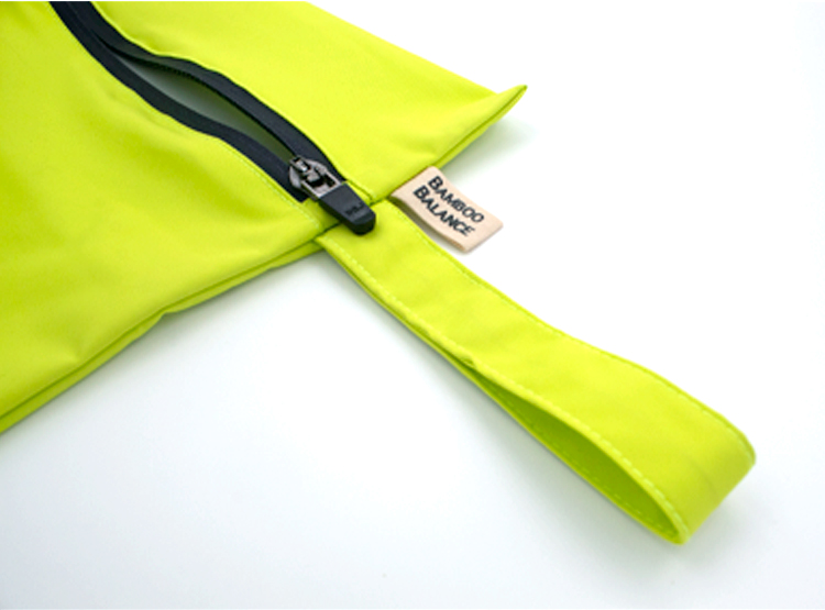 BOLSA IMPERMEABLE BAMBOO BALANCE TALLA S VERDE LIMÓN CON CIERRE AZUL OSCURO