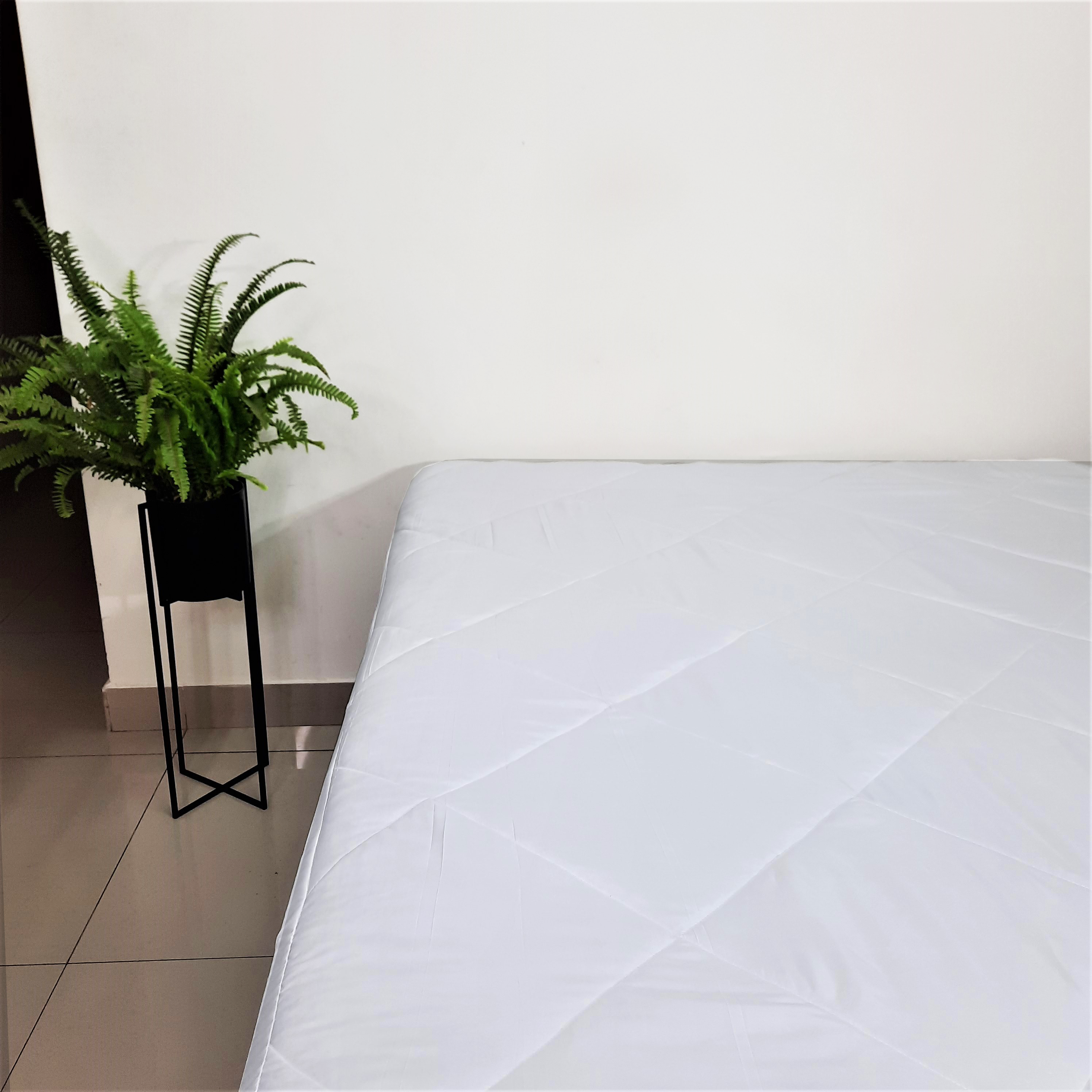 FUNDA PROTECTORA DE COLCHON NUBE HOGAR AJUSTABLE DE ALGODON 180 HILOS ACOLCHADO 100% IMPERMEABLE  - QUEEN 152CM X 203CM BLANCO