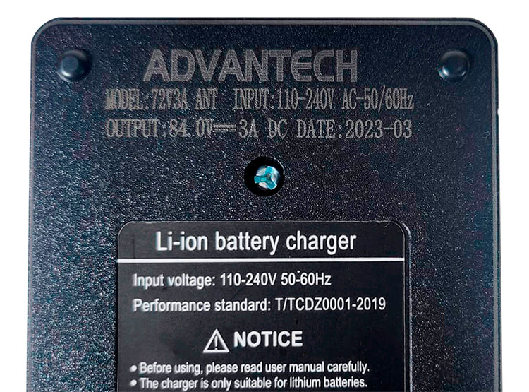 CARGADOR DE 84V 3A PARA MOTO ELÉCTRICA CON BATERÍA DE LITIO DE 72V