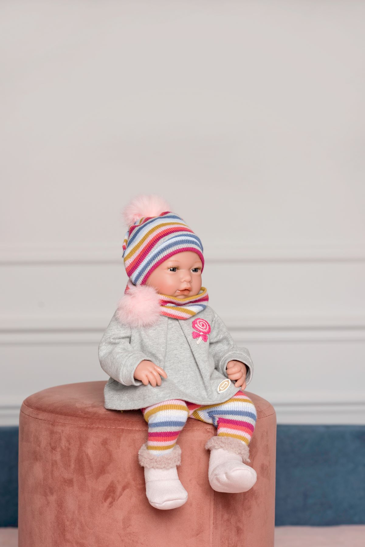 GUCA MUÑECA NATALIA CON CHAQUETA GRIS Y ACCESORIOS MULTICOLORES