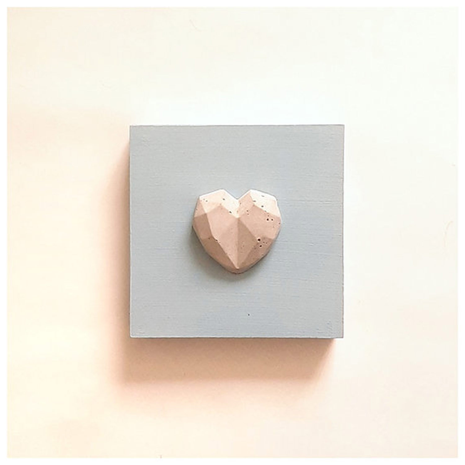 CUADRO CORAZÓN MADAME CIMENT 15X15CM GRIS CLARO