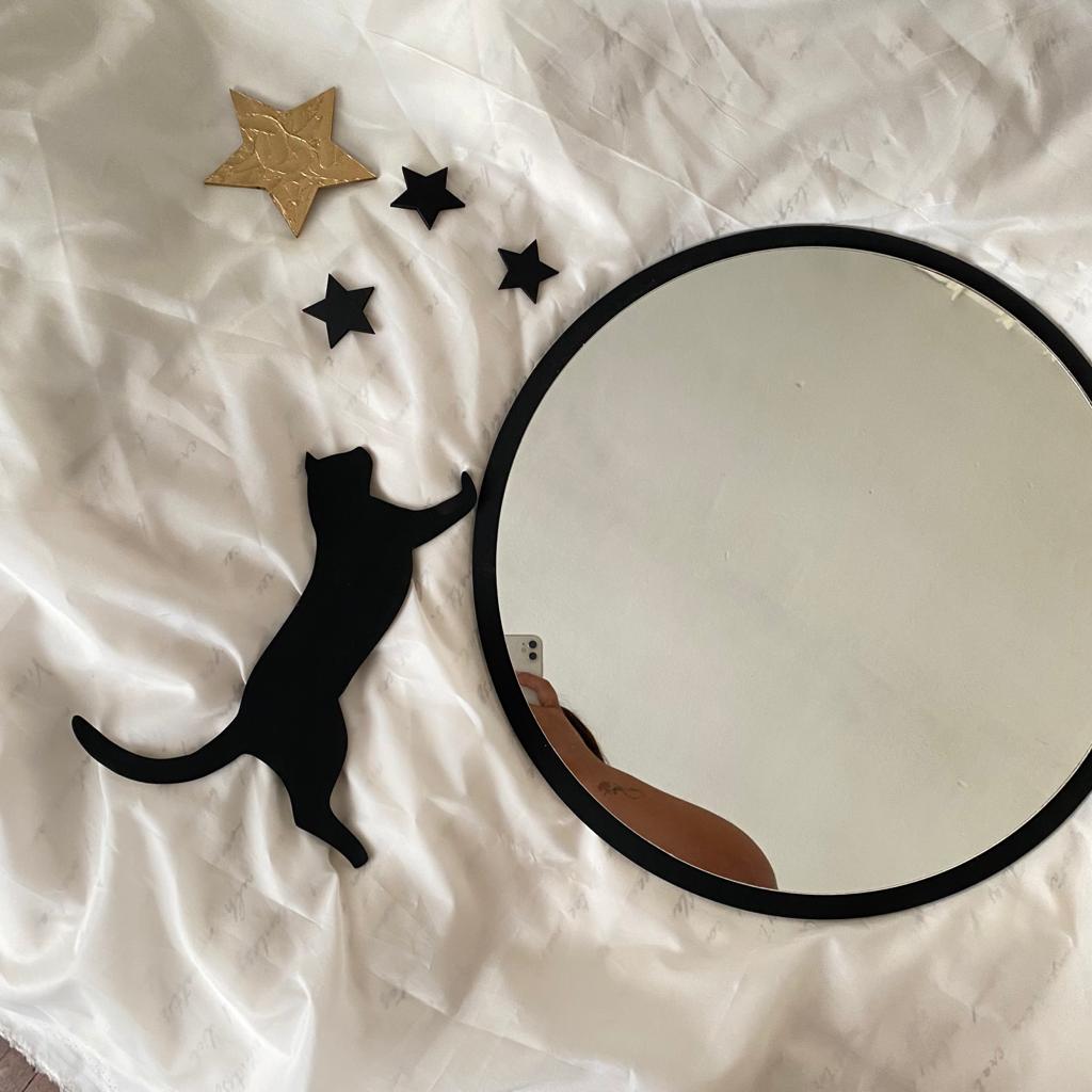 ESPEJO CIRCULAR DE BASE MDF EN COLOR NEGRO + DOS GATITOS DE MADERA MDF + ESTRELLAS VARIAS