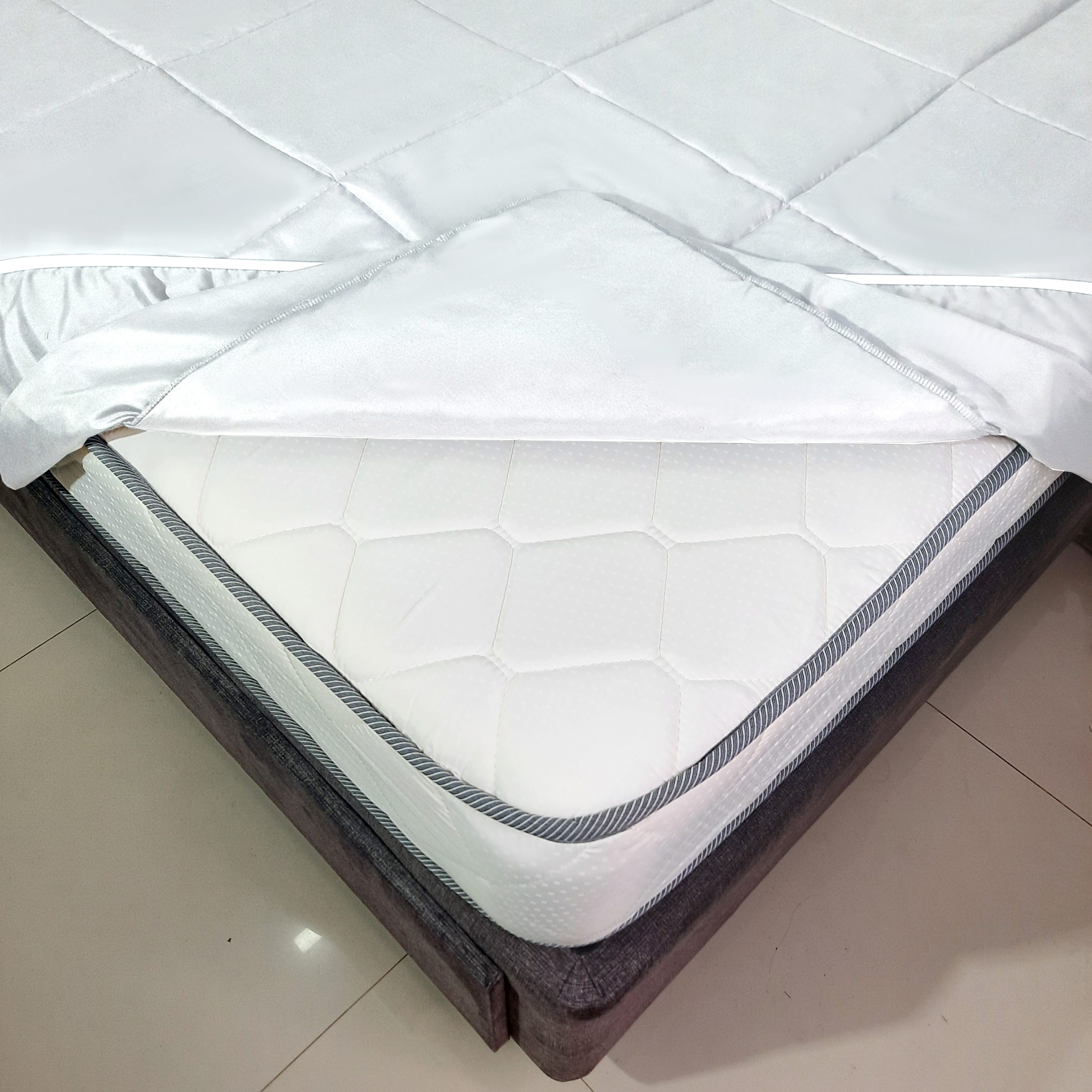 FUNDA PROTECTORA DE COLCHON AJUSTABLE NUBE HOGAR ACOLCHADO - QUEEN 160CM X 200CM BLANCO