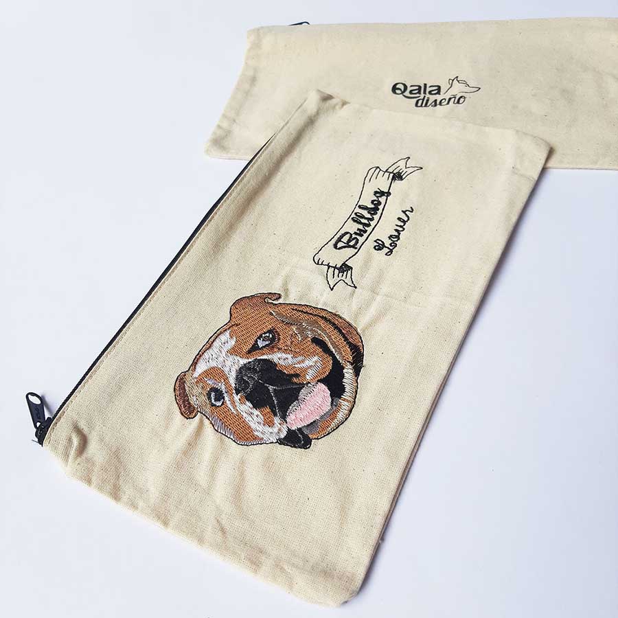 CARTUCHERA BORDADA - QALA DISEÑO - PERRO BULLDOG INGLÉS