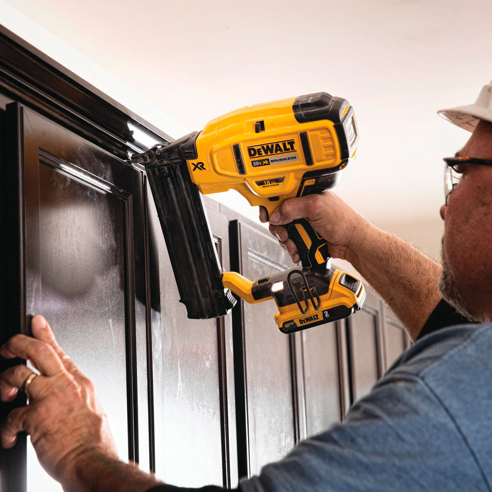 CLAVADORA DE PUNTILLA CALI. DEWALT 18 SIN CARBO. 20V MAX. XR