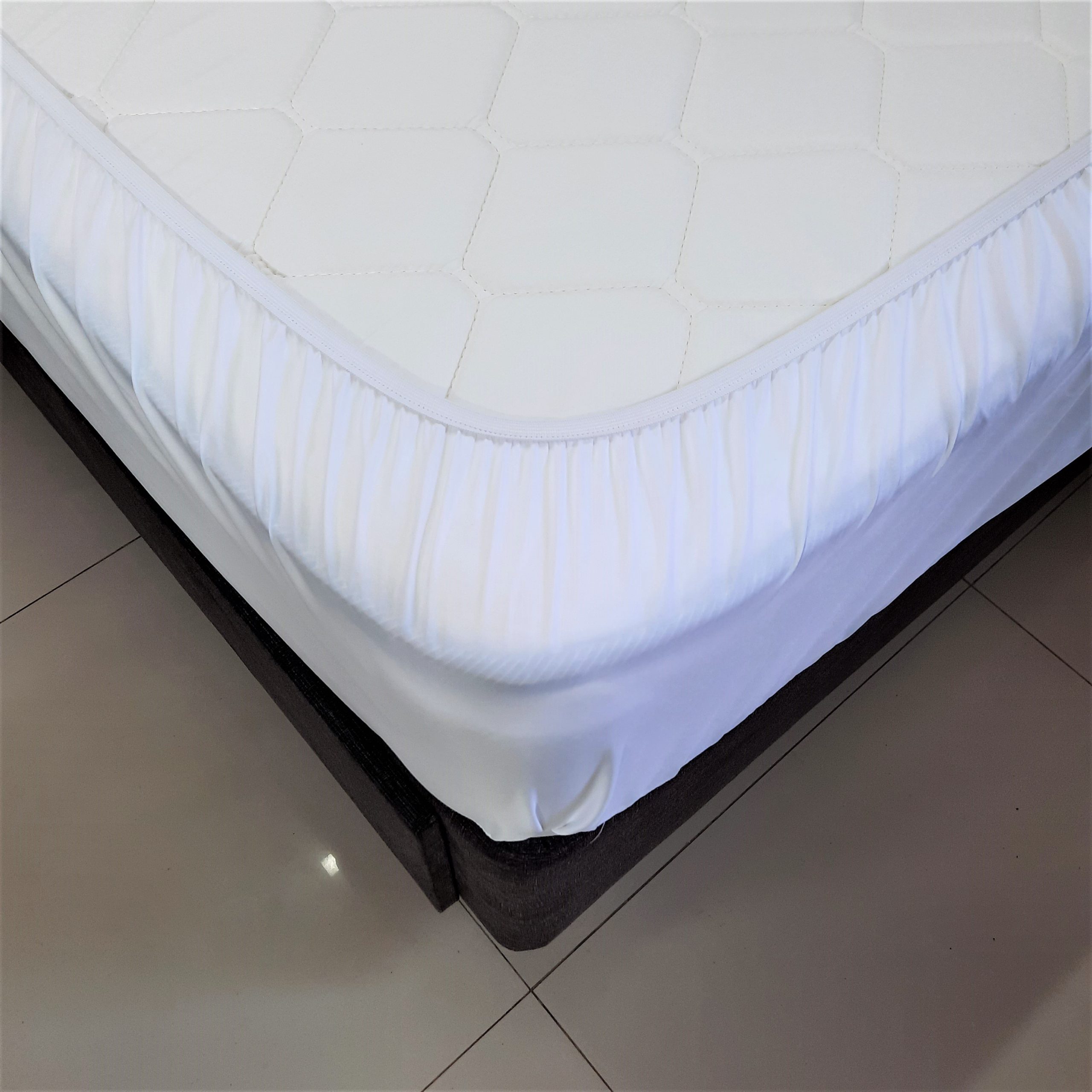 FUNDA PROTECTORA DE COLCHON NUBE HOGAR AJUSTABLE DE ALGODON 180 HILOS ACOLCHADO 100% IMPERMEABLE  - QUEEN 152CM X 203CM BLANCO